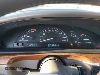 1996 Oldsmobile LSS z VIN 1G3HY52K1T4801881, wystawiony jako Copart lot #75327304 z przebiegiem 123 374 mil mil oraz Szkody całkowita. Historia ofert i sprzedaży dostępna na DreamBid. Obrazek 9.