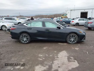 2022 Lexus ES 350 z VIN 58ADZ1B13NU122178, wystawiony jako IAAI lot #41125865 z przebiegiem 35 903 mil mil oraz . Historia ofert i sprzedaży dostępna na DreamBid. Obrazek 13.