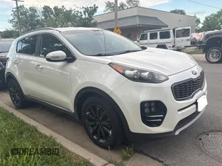 2018 Kia Sportage EX z VIN KNDPN3AC4J7399059, wystawiony jako Copart lot #62429205 z przebiegiem 130 919 mil mil oraz Czysty tytuł • Clean title. Historia ofert i sprzedaży dostępna na DreamBid. Obrazek 1.