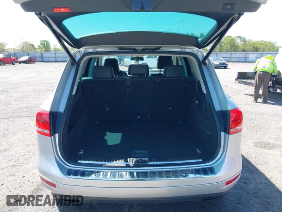 2014 Volkswagen Touareg Sport with VIN WVGEF9BP6ED007436, listed as a IAAI auction lot 41953307 with 114,925 mi miles and . Bid and sale history available at DreamBid. Image 17.