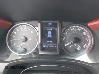 2017 Toyota Tacoma SR5 z VIN 5TFAZ5CN3HX050456, wystawiony jako IAAI lot #41919025 z przebiegiem 131 562 mil mil oraz . Historia ofert i sprzedaży dostępna na DreamBid. Obrazek 7.
