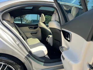 2022 Mercedes-Benz C 300 z VIN W1KAF4GB1NR050013, wystawiony jako Copart lot #61496615 z przebiegiem 77 812 mil mil oraz Czysty tytuł • Clean title. Historia ofert i sprzedaży dostępna na DreamBid. Obrazek 6.