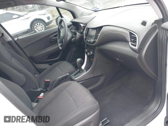 2020 Chevrolet Trax LT z VIN 3GNCJLSB9LL338988, wystawiony jako IAAI lot #41592516 z przebiegiem 40 422 mil mil oraz . Historia ofert i sprzedaży dostępna na DreamBid. Obrazek 5.