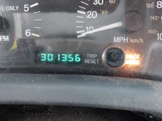 1999 Jeep Cherokee Sport z VIN 1J4FF68S0XL626507, wystawiony jako IAAI lot #41584988 z przebiegiem 301 356 mil mil oraz . Historia ofert i sprzedaży dostępna na DreamBid. Obrazek 7.