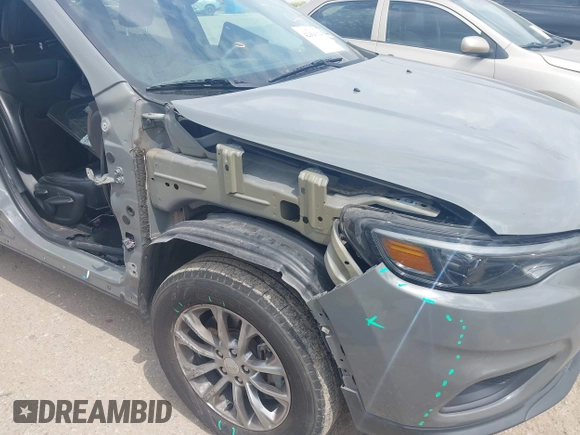 2020 Jeep Cherokee Latitude Plus z VIN 1C4PJMLBXLD568074, wystawiony jako IAAI lot #42164034 z przebiegiem 75 448 mil mil oraz . Historia ofert i sprzedaży dostępna na DreamBid. Obrazek 6.