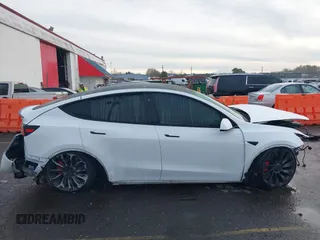2021 Tesla Model Y Performance z VIN 5YJYGDEF2MF133739, wystawiony jako IAAI lot #41226429 z przebiegiem 58 502 mil mil oraz . Historia ofert i sprzedaży dostępna na DreamBid. Obrazek 13.