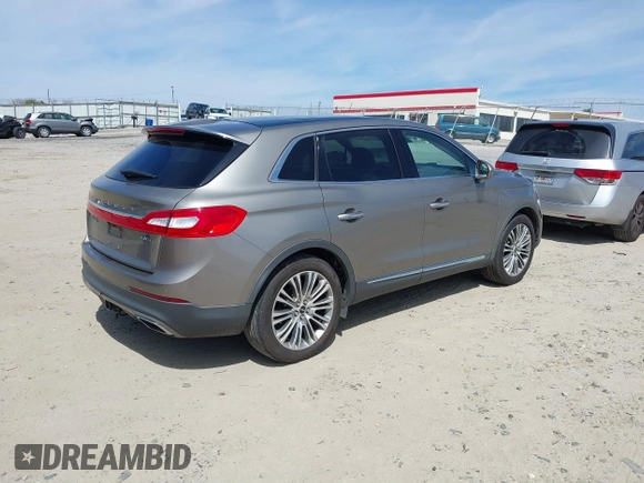2017 Lincoln MKX Reserve z VIN 2LMPJ8LR4HBL41092, wystawiony jako IAAI lot #41815783 z przebiegiem 104 578 mil mil oraz . Historia ofert i sprzedaży dostępna na DreamBid. Obrazek 4.