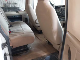 2010 Ford Econoline Passenger XL z VIN 1FBNE3BLXADA34381, wystawiony jako IAAI lot #42360257 z przebiegiem 211 639 mil mil oraz . Historia ofert i sprzedaży dostępna na DreamBid. Obrazek 8.