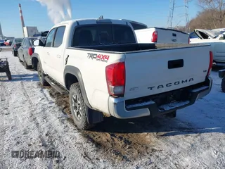 2016 Toyota Tacoma SR with VIN 3TMCZ5AN1GM033770, listed as a IAAI auction lot 41418290 with 122,000 mi miles. Bid and sale history available at carsss.com. Image 3.