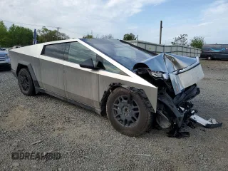 2024 Tesla Cybertruck z VIN 7G2CEHED7RA020473, wystawiony jako Copart lot #55123035 z przebiegiem 4 835 mil mil oraz Szkoda całkowita • Salvage title. Historia ofert i sprzedaży dostępna na DreamBid. Obrazek 4.