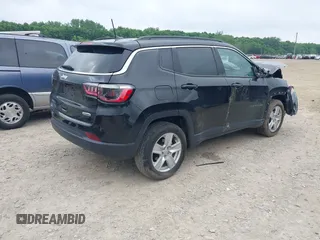 2022 Jeep Compass Latitude z VIN 3C4NJDBB3NT113332, wystawiony jako IAAI lot #42452658 z przebiegiem 43 430 mil mil oraz . Historia ofert i sprzedaży dostępna na DreamBid. Obrazek 4.