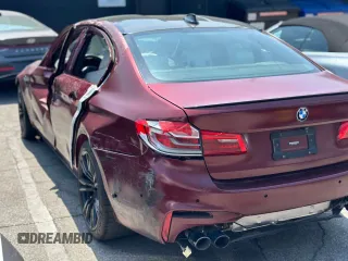 2018 BMW M5 z VIN WBSJF0C55JB283553, wystawiony jako Copart lot #55519235 z przebiegiem 57 128 mil mil oraz Szkody całkowita. Historia ofert i sprzedaży dostępna na DreamBid. Obrazek 3.