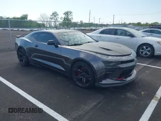 2017 Chevrolet Camaro 1SS z VIN 1G1FE1R71H0178750, wystawiony jako IAAI lot #42056608 z przebiegiem 128 729 mil mil oraz . Historia ofert i sprzedaży dostępna na DreamBid. Obrazek 1.