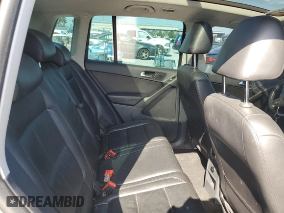 2011 Volkswagen Tiguan S z VIN WVGAV7AX7BW525689, wystawiony jako Copart lot #52762065 z przebiegiem 195 109 mil mil oraz Czysty tytuł • Clean title. Historia ofert i sprzedaży dostępna na DreamBid. Obrazek 11.