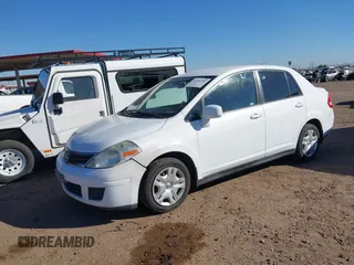 2010 Nissan Versa S z VIN 3N1BC1AP9AL410658, wystawiony jako IAAI lot #42236702 z przebiegiem 199 287 mil mil oraz . Historia ofert i sprzedaży dostępna na DreamBid. Obrazek 2.