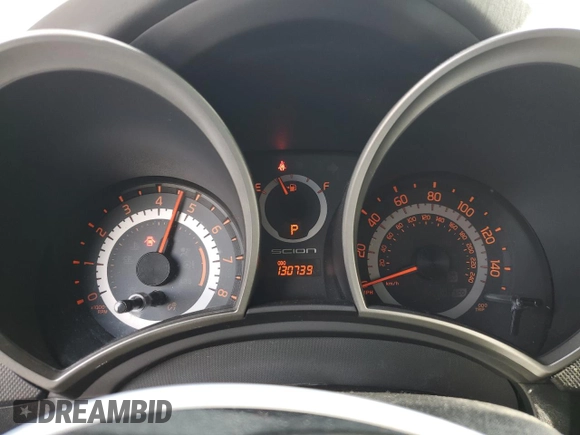 2013 Scion tC z VIN JTKJF5C70D3045008, wystawiony jako Copart lot #58628614 z przebiegiem 130 739 mil mil oraz Szkody całkowita. Historia ofert i sprzedaży dostępna na DreamBid. Obrazek 9.