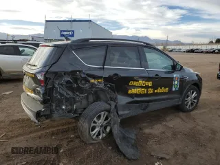 2018 Ford Escape SE z VIN 1FMCU9GDXJUD21466, wystawiony jako Copart lot #46266395 z przebiegiem Nie podano mil oraz Szkoda całkowita • Salvage title. Historia ofert i sprzedaży dostępna na DreamBid. Obrazek 3.