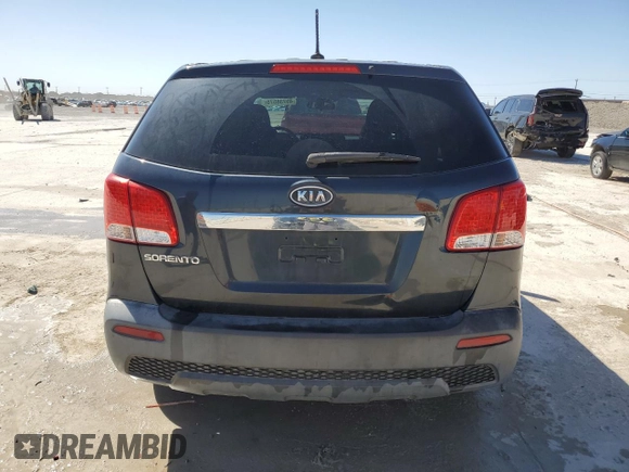 2012 Kia Sorento LX z VIN 5XYKT3A12CG241520, wystawiony jako Copart lot #49738575 z przebiegiem 110 486 mil mil oraz Czysty tytuł • Clean title. Historia ofert i sprzedaży dostępna na DreamBid. Obrazek 6.