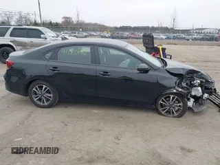 2024 Kia Forte LXS z VIN 3KPF24ADXRE744271, wystawiony jako IAAI lot #41793946 z przebiegiem 11 923 mil mil oraz . Historia ofert i sprzedaży dostępna na DreamBid. Obrazek 14.
