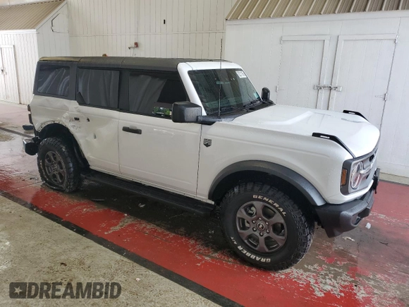 2023 Ford Bronco z VIN 1FMDE5BH2PLB20499, wystawiony jako Copart lot #62211165 z przebiegiem 28 372 mil mil oraz Szkoda całkowita • Salvage title. Historia ofert i sprzedaży dostępna na DreamBid. Obrazek 4.