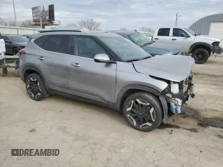 2024 Kia Seltos SX z VIN KNDETCA70R7489997, wystawiony jako Copart lot #49545375 z przebiegiem 25 457 mil mil oraz Szkoda całkowita • Salvage title. Historia ofert i sprzedaży dostępna na DreamBid. Obrazek 4.