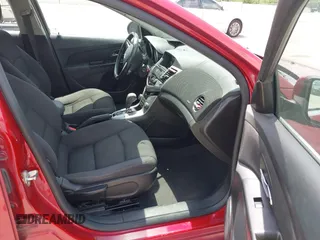 2014 Chevrolet Cruze 1LT z VIN 1G1PC5SB5E7400628, wystawiony jako IAAI lot #42071723 z przebiegiem 97 997 mil mil oraz . Historia ofert i sprzedaży dostępna na DreamBid. Obrazek 5.
