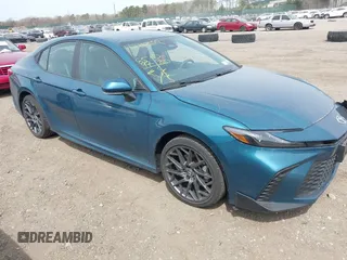 2025 Toyota Camry LE z VIN 4T1DBADKXSU510716, wystawiony jako IAAI lot #42118587 z przebiegiem 8 597 mil mil oraz . Historia ofert i sprzedaży dostępna na DreamBid. Obrazek 1.