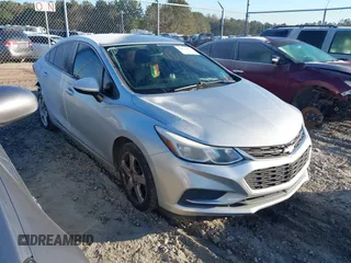 2017 Chevrolet Cruze LS z VIN 3G1BC5SM1HS565691, wystawiony jako IAAI lot #41015092 z przebiegiem 123 246 mil mil oraz . Historia ofert i sprzedaży dostępna na DreamBid. Obrazek 1.