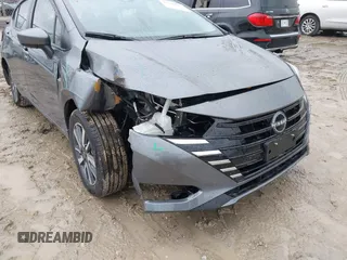 2024 Nissan Versa SV z VIN 3N1CN8EV7RL843827, wystawiony jako IAAI lot #41741043 z przebiegiem 9 062 mil mil oraz . Historia ofert i sprzedaży dostępna na DreamBid. Obrazek 6.