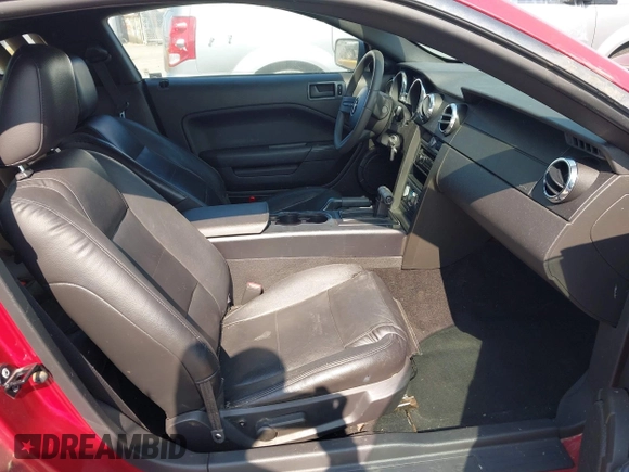 2005 Ford Mustang Deluxe z VIN 1ZVFT80N355125190, wystawiony jako IAAI lot #42444745 z przebiegiem 127 440 mil mil oraz . Historia ofert i sprzedaży dostępna na DreamBid. Obrazek 5.