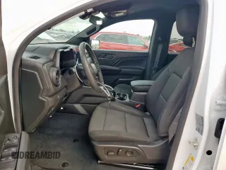 2024 Chevrolet Colorado 4WD Trail Boss z VIN 1GCPTEEK9R1161760, wystawiony jako Copart lot #58703945 z przebiegiem Nie podano mil oraz Szkoda całkowita • Salvage title. Historia ofert i sprzedaży dostępna na DreamBid. Obrazek 7.