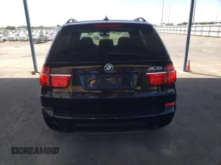 2013 BMW X5 xDrive35i z VIN 5UXZV4C56D0E11871, wystawiony jako Copart lot #58247665 z przebiegiem 136 874 mil mil oraz Szkoda całkowita • Salvage title. Historia ofert i sprzedaży dostępna na DreamBid. Obrazek 6.