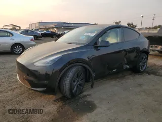 2025 Tesla Model Y Long Range z VIN 7SAYGDED6SF228593, wystawiony jako Copart lot #88947215 z przebiegiem 183 mil mil oraz Szkoda całkowita • Salvage title. Historia ofert i sprzedaży dostępna na DreamBid. Obrazek 1.