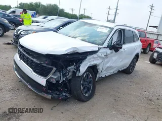 2024 Kia Sorento S z VIN 5XYRLDJC9RG292270, wystawiony jako IAAI lot #42316441 z przebiegiem 25 657 mil mil oraz . Historia ofert i sprzedaży dostępna na DreamBid. Obrazek 2.
