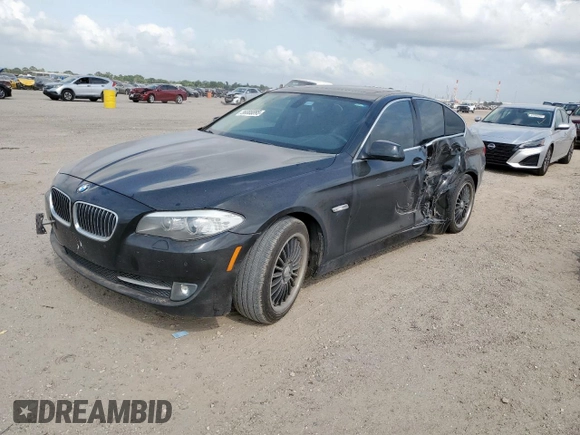2011 BMW 5 Series 535i z VIN WBAFR7C58BC807154, wystawiony jako Copart lot #56888895 z przebiegiem Nie podano mil oraz Szkoda całkowita • Salvage title. Historia ofert i sprzedaży dostępna na DreamBid. Obrazek 1.