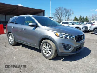 2016 Kia Sorento LX z VIN 5XYPGDA55GG110302, wystawiony jako IAAI lot #42045429 z przebiegiem 166 368 mil mil oraz . Historia ofert i sprzedaży dostępna na DreamBid. Obrazek 1.