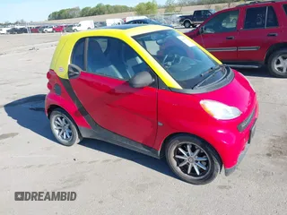 2009 Smart fortwo Pure z VIN WMEEJ31X99K290533, wystawiony jako IAAI lot #42198999 z przebiegiem 50 608 mil mil oraz . Historia ofert i sprzedaży dostępna na DreamBid. Obrazek 1.