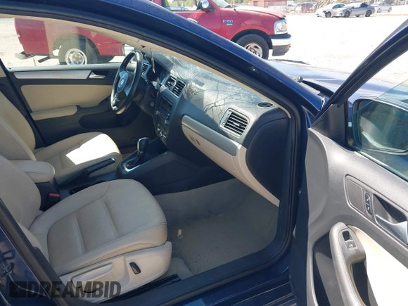 2013 Volkswagen Jetta SE z VIN 3VWDX7AJ0DM396590, wystawiony jako IAAI lot #41829922 z przebiegiem 133 356 mil mil oraz . Historia ofert i sprzedaży dostępna na DreamBid. Obrazek 5.