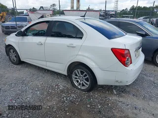 2014 Chevrolet Sonic LT z VIN 1G1JC5SH6E4101466, wystawiony jako IAAI lot #42283152 z przebiegiem 159 568 mil mil oraz . Historia ofert i sprzedaży dostępna na DreamBid. Obrazek 3.