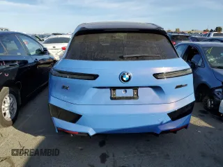 2023 BMW iX M60 z VIN WB533CF05PCL46241, wystawiony jako Copart lot #77515293 z przebiegiem 4925 mil mil oraz . Historia ofert i sprzedaży dostępna na DreamBid. Obrazek 6.