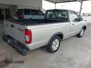 1999 Nissan Frontier XE z VIN 1N6DD21S8XC301171, wystawiony jako IAAI lot #42451683 z przebiegiem 226 673 mil mil oraz . Historia ofert i sprzedaży dostępna na DreamBid. Obrazek 4.