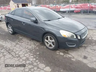 2012 Volvo S60 T5 with VIN YV1622FS8C2057610, listed as a IAAI auction lot 42017112 with 196,984 mi miles. Bid and sale history available at carsss.com. Image 1.