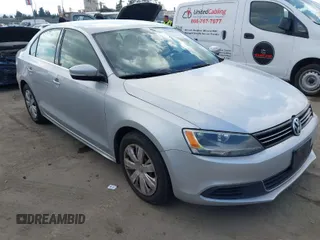 2013 Volkswagen Jetta Sedan SE with VIN 3VWDP7AJ9DM218211, listed as a IAAI auction lot 41493793 with 211,789 mi miles. Bid and sale history available at carsss.com. Image 1.