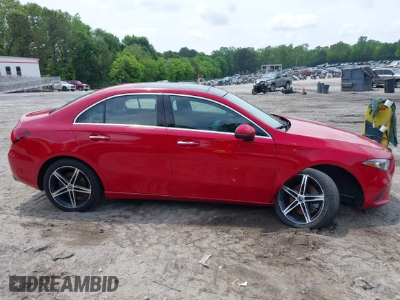 2019 Mercedes-Benz A 220 z VIN WDD3G4EB5KW022155, wystawiony jako IAAI lot #42132650 z przebiegiem 83 511 mil mil oraz . Historia ofert i sprzedaży dostępna na DreamBid. Obrazek 13.