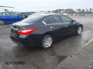 2017 Nissan Altima S z VIN 1N4AL3AP8HC226263, wystawiony jako IAAI lot #41304326 z przebiegiem 150 556 mil mil oraz . Historia ofert i sprzedaży dostępna na DreamBid. Obrazek 4.