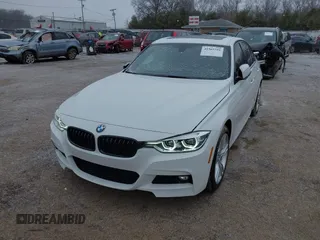 2018 BMW 3 Series 330i xDrive z VIN WBA8D9C51JEM33833, wystawiony jako IAAI lot #41565351 z przebiegiem 31 729 mil mil oraz . Historia ofert i sprzedaży dostępna na DreamBid. Obrazek 2.