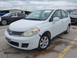 2009 Nissan Versa S z VIN 3N1BC13E19L412413, wystawiony jako IAAI lot #42129392 z przebiegiem 124 150 mil mil oraz . Historia ofert i sprzedaży dostępna na DreamBid. Obrazek 2.