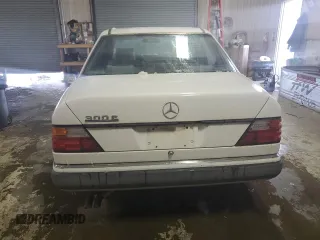 1992 Mercedes-Benz 300 with VIN WDBEA26D0NB615523, listed as a Copart auction lot 44381835 with 170,142 mi miles and Clean Title. Bid and sale history available at DreamBid. Image 6.
