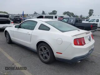 2011 Ford Mustang V6 z VIN 1ZVBP8AM6B5123048, wystawiony jako IAAI lot #42580989 z przebiegiem 192 185 mil mil oraz . Historia ofert i sprzedaży dostępna na DreamBid. Obrazek 3.