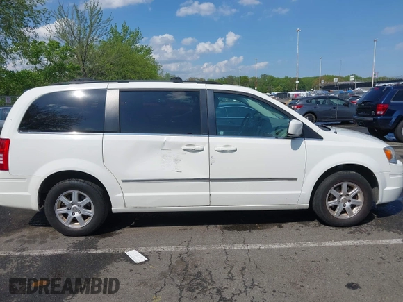 2010 Chrysler Town & Country Touring z VIN 2A4RR5D17AR189762, wystawiony jako IAAI lot #42188586 z przebiegiem 185 173 mil mil oraz . Historia ofert i sprzedaży dostępna na DreamBid. Obrazek 13.